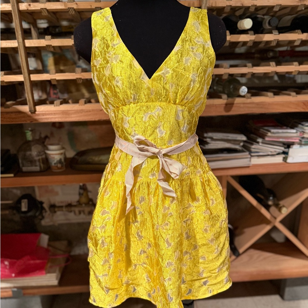BCBGMAXAZRIA Yellow Jacquard‎ V-Neck Open Back Cocktail Dress Size 0 VWX6P907